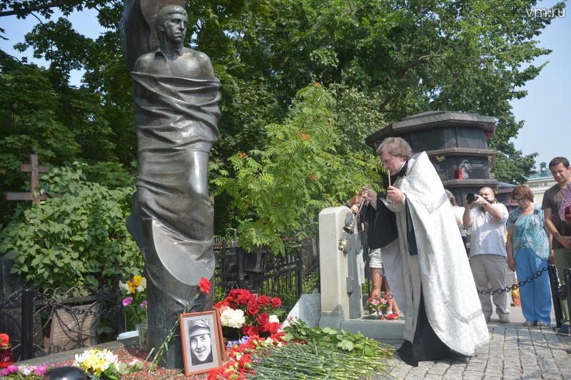 Поклонники Высоцкого в 36-ю годовщину со дня смерти барда несут цветы к его могиле