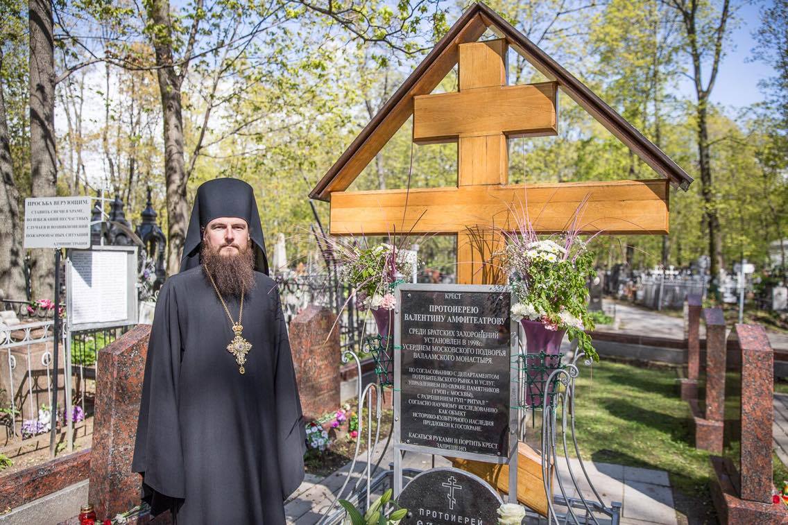 Игумен Петр у могилы протоиерея Валентина Амфитеатрова / vagankovo.com